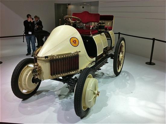 Unter dem lateinischen Namen Semper Vivus was übersetzt immer immer lebendig heisst, hatte Ferdinad Porsche diesen Vollhybridwagen im Jahre 1900 entwickelt