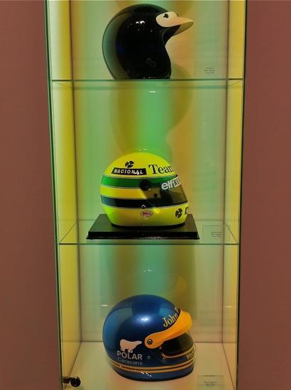 81. Automobil Salon Genf Schweiz, oben der Halbschalenhelm von Jim Clark 1965, in der Mitte der Race Helm von Ayrton Senna 1986, und der untere Renn Helm ist von Ronnie Peterson aus dem Jahre 1974