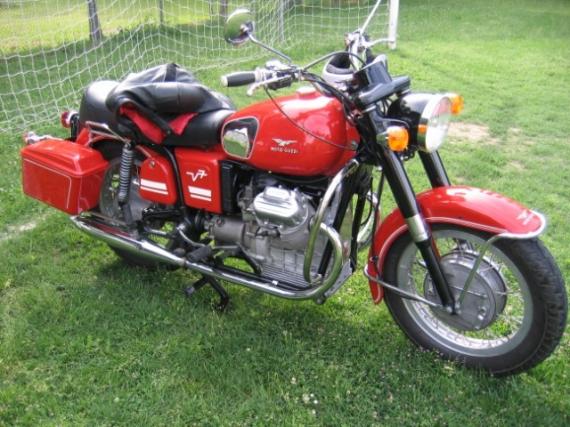 Moto Guzzi in rot