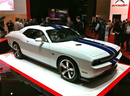 Dodge Challenger SRT8 392 weiss mit blauen GT Streifen, 81. Automobil Salon in Kanton Genf in der Schweiz