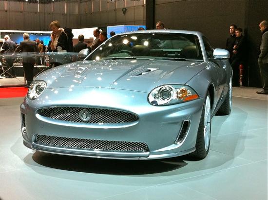 Jaguar XKR Coupe mit Kompressor in silber am Jaguar Stand in Genf, 81. Automobilsalon 2011