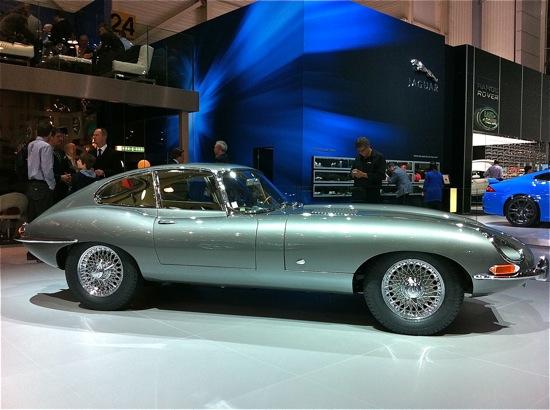 Jerry Cotton Jaguar E-Type in silber am Salon in Geneva 2011