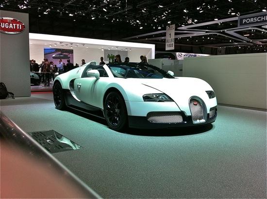 Bugatti Veyron 16.4 Grand Sport Roadster in weiss mit schwarzen Felgen und Chrom Grill am Automobilsalon Swiss 2011