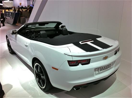 Chevrolet Camaro Cabriolet 2SS RS V8 offen weiss mit schwarzem el. Verdeck, am Automobilsalon in Genf 2011 Ist diese Premiere