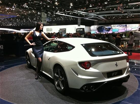 Ferrari FF in weiss am Salon in Geneva 2011