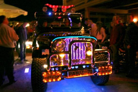 Jeep CJ7 in Pullman City bei Nacht mit beleuchtung
