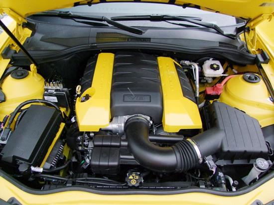 CHEVROLET Camaro SS/RS 2010, L99 Alu V8 SFI Motor mit 6162 ccm Hubraum, die Motorabdeckung ist in Wagenfarbe