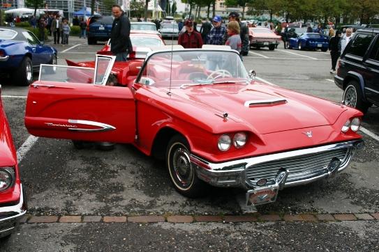 Ford Thunderbird Convertible in rot, beim US-Car & Motorcycles Volketswil CH