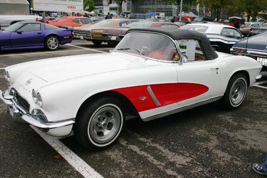 Chevrolet Corvette C1 Cabriolet weiss/rot mit schwarzem Verdeck, in Volketswil ZH am USA Treffen