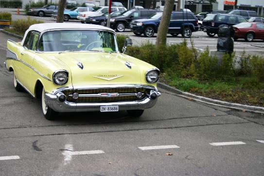 1957 Chevrolet Bel Air Convertible in gelb mit weissem Verdeck auf der fahrt zum US-Car & Motorcycles in Volketswil